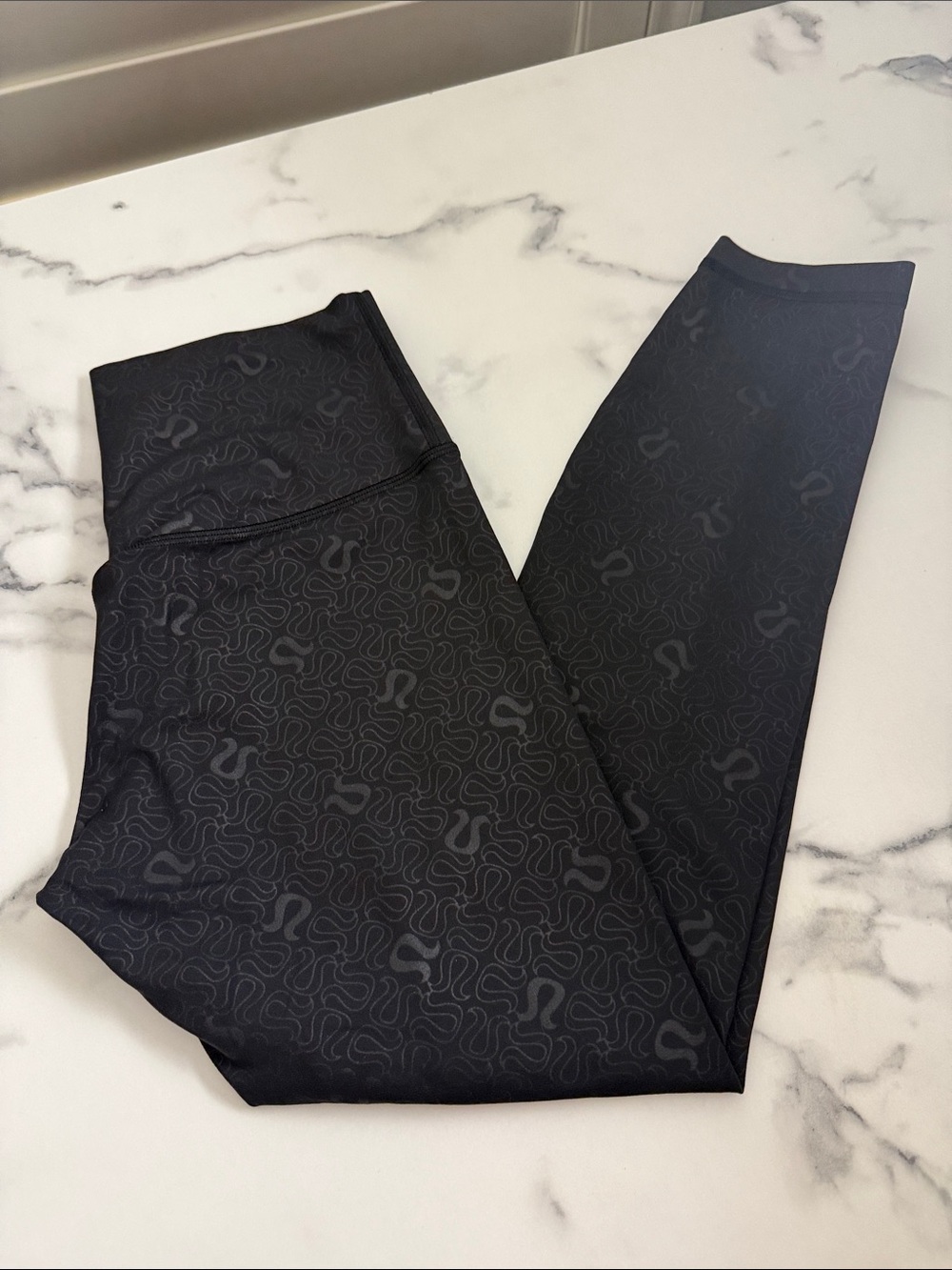 Lululemon embossed size 8 leggings